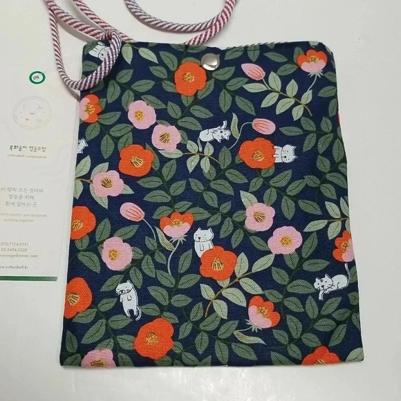 {Cottonball} Camilia Flower Cat Fabric Crossbody Purse - Picture 1 of 8